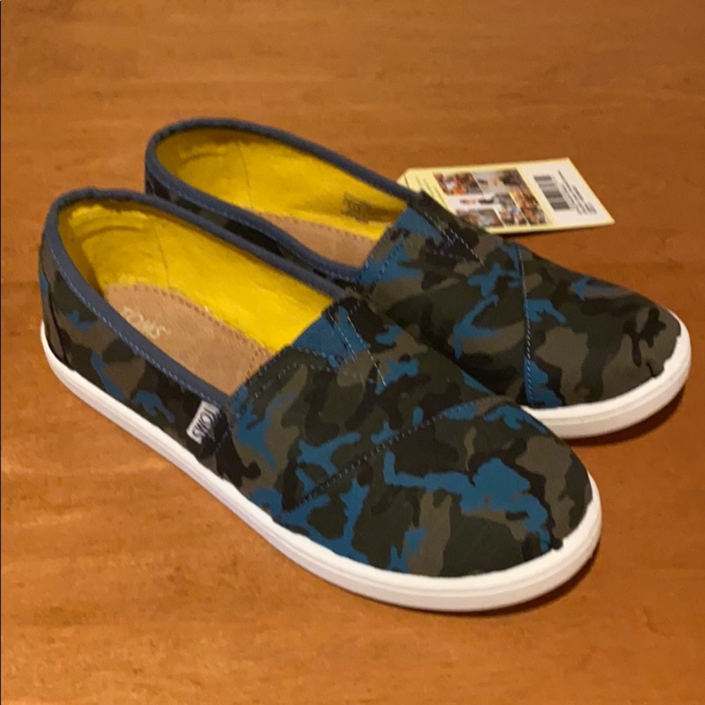 *BNWT* TOMS blue camo canvas
